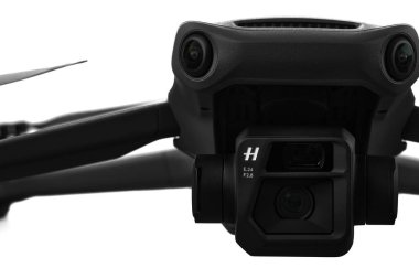 Beyaz arka planda İHA portresi. Profesyonel Hasselblad kameralı bir helikopter. Ticari İHA, beyaz arka planda Yeni DJI Mavic 3 insansız hava aracı. 17.12.2021, Rostov bölgesi, Rusya