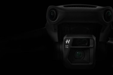 Siyah arka planda robot resim. Ticari İHA, siyah arka planda Yeni DJI Mavic 3 insansız hava aracı. Profesyonel Hasselblad kameralı helikopter. 17.12.2021, Rostov bölgesi, Rusya