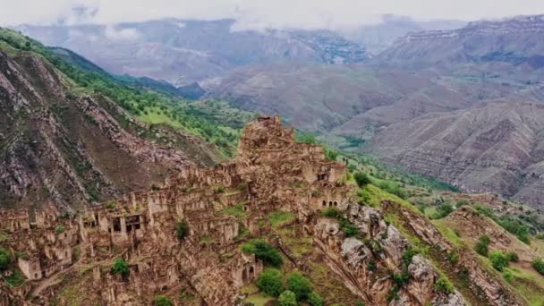 Verlaten in de bergen, het dorp Gamsutl. Ghost stad, ruïnes van een oude nederzetting, Impregnable berg fort in de Dagestan bergen. Luchtfoto van een oud dorp. 10 bit Video — Stockvideo