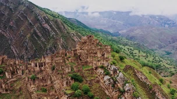 Abandoned in the mountains, the village of Gamsutl. Ghost town, ruins of an old settlement, Impregnable mountain fortress in the Dagestan mountains. Aerial view of an ancient village. 10 bit Video — Vídeo de Stock