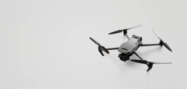 Beyaz arka planda İHA portresi. Profesyonel Hasselblad kameralı bir helikopter. Ticari İHA, beyaz arka planda Yeni DJI Mavic 3 insansız hava aracı. 17.12.2021, Rostov bölgesi, Rusya