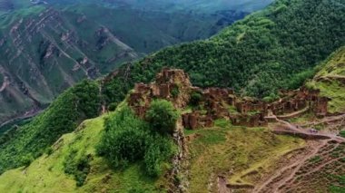 Gamsutl köyü, dağlarda terk edilmiş. Hayalet kasaba, eski bir yerleşim yerinin kalıntıları, Dağıstan dağlarındaki zapt edilemez dağ kalesi. Antik bir köyün havadan görünüşü. 10 bit Video