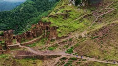 Gamsutl köyü, dağlarda terk edilmiş. Hayalet kasaba, eski bir yerleşim yerinin kalıntıları, Dağıstan dağlarındaki zapt edilemez dağ kalesi. Antik bir köyün havadan görünüşü. 10 bit Video