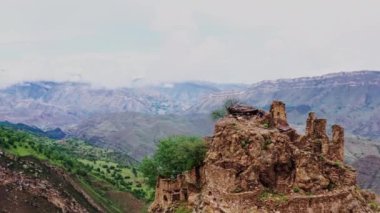 Gamsutl köyü, dağlarda terk edilmiş. Hayalet kasaba, eski bir yerleşim yerinin kalıntıları, Dağıstan dağlarındaki zapt edilemez dağ kalesi. Antik bir köyün havadan görünüşü. 10 bit Video