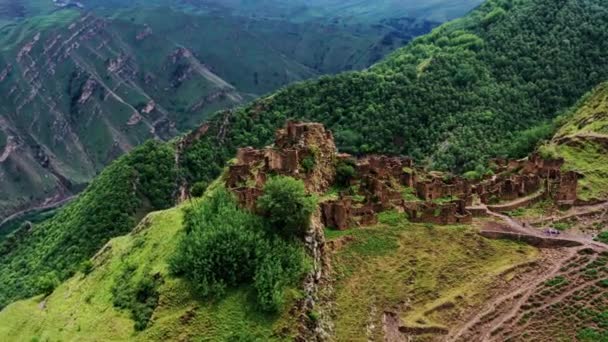 산에 버려진 채 Gamsutl 마을에 정착 했습니다. 유령 마을, 오래 된 정착지의 폐허 다게스탄 산맥에 있는 난공불락의 산 요새. 고대 마을 이 공중에 떠 있는 모습. 10 비트 비디오 — 비디오