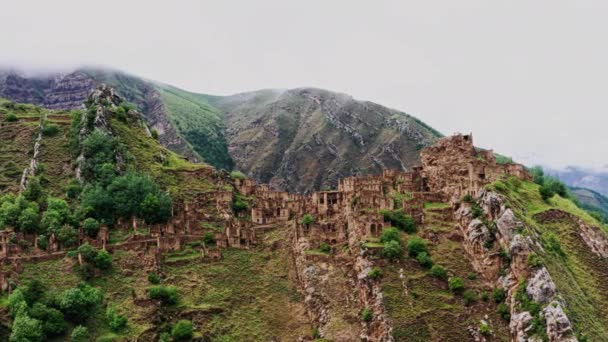 Porzucona w górach, wioska Gamsutl. Miasto duchów, ruiny starej osady, Impregnable górskiej twierdzy w górach Dagestan. Widok z lotu ptaka starożytnej wioski. 10-bitowy film — Wideo stockowe