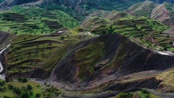 Schöne berggrüne Felder Terrassen. Luftaufnahme der einzigartigen Naturlandschaft Dagestans. Landschaft ländliche Naturlandschaft Kaukasus Dagestan. Beliebtestes Naturdenkmal. 10 bit Video — Stockvideo