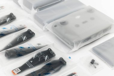 Yeni DJI Mavic 3 İHA 'sı paketleri açarken beyaz arka planda. Teslimatın parçaları orijinal ambalajda. UAV 'deki DJI dünya lideri geliştirici ve üreticileri. 17.12.2021, Rostov bölgesi, Rusya