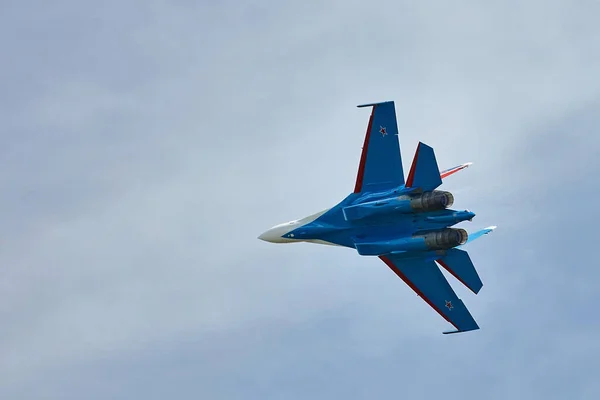 Az Orosz Lovagok, az Orosz Légierő aerobik csapatának teljesítménye. repülőgépek Sukhoi Su-30SM, NATO-kód neve: Flanker-C. Nemzetközi Katonai-Műszaki Fórum Hadserege-2020. 09.25.2020, Moszkva, Oroszország — Stock Fotó