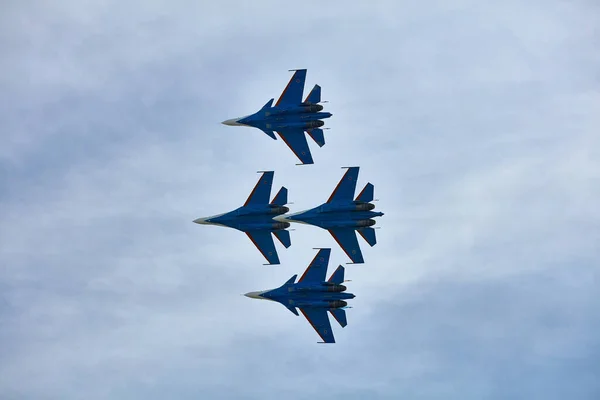 Desempeño del equipo acrobático Caballeros rusos, Fuerza Aérea Rusa. aviones Sukhoi Su-30SM, nombre en clave de la OTAN: Flanker-C. International Military-Technical Forum Army-2020. 09.25.2020, Moscú, Rusia —  Fotos de Stock