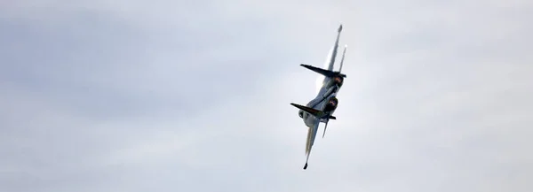 エアロビクスチームロシア騎士団、ロシア空軍のパフォーマンス。航空機スホーイSu-30SM 、 NATOコード名: Flanker-C.国際軍事技術フォーラムArmy-2020.09.25.2020,モスクワ,ロシア — ストック写真