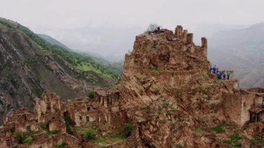 Gamsutl köyü, dağlarda terk edilmiş. Hayalet kasaba, eski bir yerleşim yerinin kalıntıları, Dağıstan dağlarındaki zapt edilemez dağ kalesi. Antik bir köyün havadan görünüşü. 10 bit Video