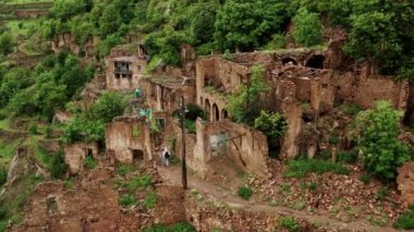 Gamsutl köyü, dağlarda terk edilmiş. Hayalet kasaba, eski bir yerleşim yerinin kalıntıları, Dağıstan dağlarındaki zapt edilemez dağ kalesi. Antik bir köyün havadan görünüşü. 10 bit Video