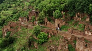 Gamsutl köyü, dağlarda terk edilmiş. Hayalet kasaba, eski bir yerleşim yerinin kalıntıları, Dağıstan dağlarındaki zapt edilemez dağ kalesi. Antik bir köyün havadan görünüşü. 10 bit Video