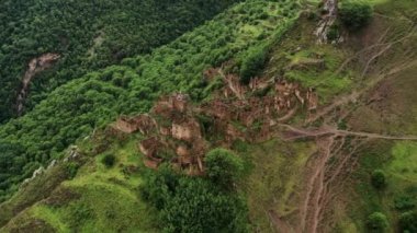 Gamsutl köyü, dağlarda terk edilmiş. Hayalet kasaba, eski bir yerleşim yerinin kalıntıları, Dağıstan dağlarındaki zapt edilemez dağ kalesi. Antik bir köyün havadan görünüşü. 10 bit Video