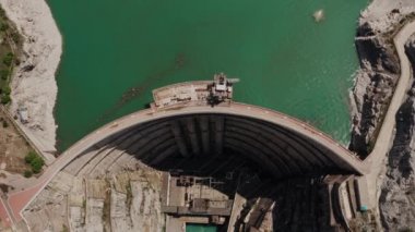 Su deposu ve Dağıstan Havalimanı 'nda Sulak nehri kanyonundaki ünlü Chirkei hidroelektrik santrali manzaralı bir baraj. Endüstriyel manzara, vadideki beton baraj. 10 bit.