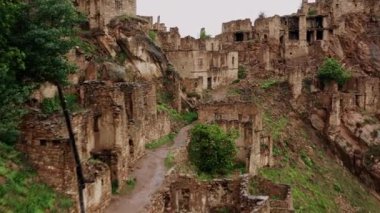 Gamsutl köyü, dağlarda terk edilmiş. Hayalet kasaba, eski bir yerleşim yerinin kalıntıları, Dağıstan dağlarındaki zapt edilemez dağ kalesi. Antik bir köyün havadan görünüşü. 10 bit Video