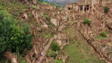 Gamsutl köyü, dağlarda terk edilmiş. Hayalet kasaba, eski bir yerleşim yerinin kalıntıları, Dağıstan dağlarındaki zapt edilemez dağ kalesi. Antik bir köyün havadan görünüşü. 10 bit Video