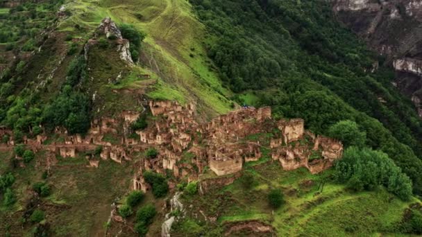 Verlaten in de bergen, het dorp Gamsutl. Ghost stad, ruïnes van een oude nederzetting, Impregnable berg fort in de Dagestan bergen. Luchtfoto van een oud dorp. 10 bit Video — Stockvideo