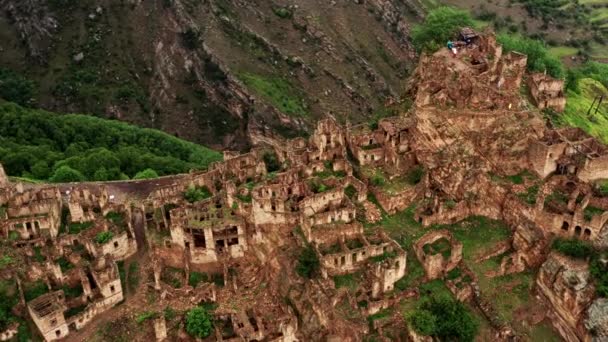 Abandoned in the mountains, the village of Gamsutl. Ghost town, ruins of an old settlement, Impregnable mountain fortress in the Dagestan mountains. Aerial view of an ancient village. 10 bit Video — Wideo stockowe