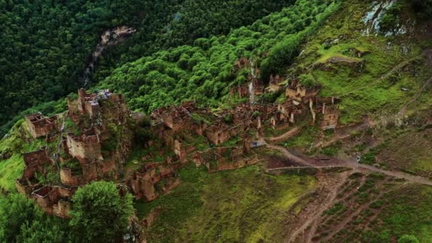 Gamsutl köyü, dağlarda terk edilmiş. Hayalet kasaba, eski bir yerleşim yerinin kalıntıları, Dağıstan dağlarındaki zapt edilemez dağ kalesi. Antik bir köyün havadan görünüşü. 10 bit Video — Stok video