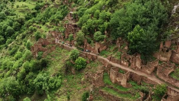 Abandonné dans les montagnes, le village de Gamsutl. Ville fantôme, ruines d'une ancienne colonie, forteresse de montagne imprenable dans les montagnes du Daghestan. Vue aérienne d'un ancien village. Vidéo 10 bits — Video