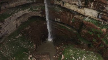 Tobot şelalesinin güzel manzarası. Kafkas dağları. Tobot Şelalesi 'nin hava görüntüsü. En popüler doğal dönüm noktası. 10 bit Video