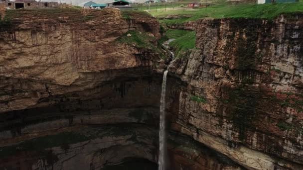 Piękny widok na wodospad Tobot. Kaukaz. Widok z lotu ptaka na wodospad Tobot. Najbardziej popularny zabytek przyrody. 10-bitowy film — Wideo stockowe