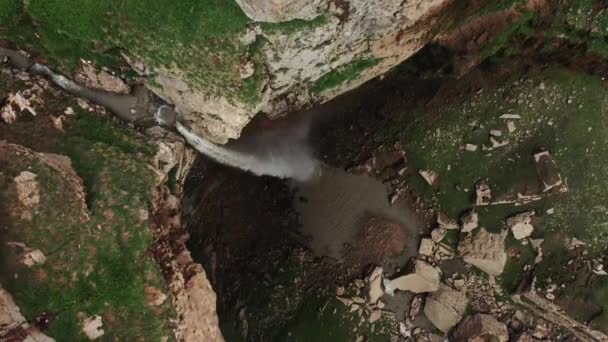 Hermosa vista de la cascada Tobot. Montañas del Cáucaso. Vista aérea de la cascada Tobot. Monumento natural más popular. Video de 10 bits — Vídeos de Stock