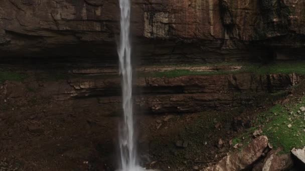 Subiendo, a lo largo del arroyo de la cascada. Hermosa vista de la cascada Tobot. Montañas del Cáucaso. Vista aérea de la cascada Tobot. Monumento natural más popular. Video de 10 bits — Vídeos de Stock