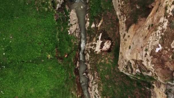 Bella vista della cascata Tobot. Montagne del Caucaso. Veduta aerea della cascata del robot. Punto di riferimento naturale più popolare. Video a 10 bit — Video Stock