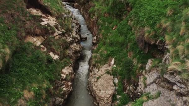 Hermosa vista de la cascada Tobot. Montañas del Cáucaso. Vista aérea de la cascada Tobot. Monumento natural más popular. Video de 10 bits — Vídeos de Stock