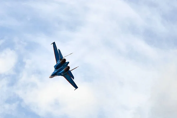 Az Orosz Lovagok, az Orosz Légierő aerobik csapatának teljesítménye. repülőgépek Sukhoi Su-30SM, NATO-kód neve: Flanker-C. Nemzetközi Katonai-Műszaki Fórum Hadserege-2020. 09.25.2020, Moszkva, Oroszország — Stock Fotó