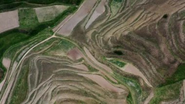 Güzel dağ tarlaları. Eşsiz doğal manzara Dağıstan 'ın havadan görünüşü. Kırsal doğa manzarası Kafkasya Dağıstan. En popüler doğal dönüm noktası. 4K10 bit Video