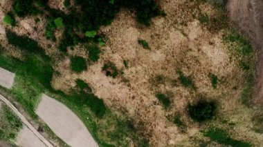 Güzel dağ tarlaları. Eşsiz doğal manzara Dağıstan 'ın havadan görünüşü. Kırsal doğa manzarası Kafkasya Dağıstan. En popüler doğal dönüm noktası. 4K10 bit Video