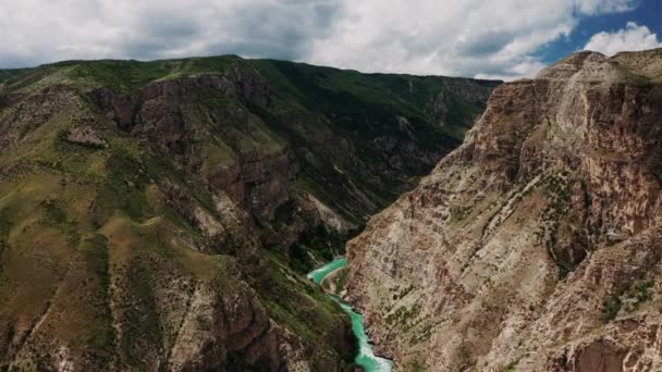 Rivière Sulak dans le canyon Sulak, vue aérienne du paysage naturel unique du Daghestan. Repère populaire - canyon le plus profond de l'Europe dans la vallée de la rivière Turquoise Sulak. Vidéo 4K, 10 bits — Video