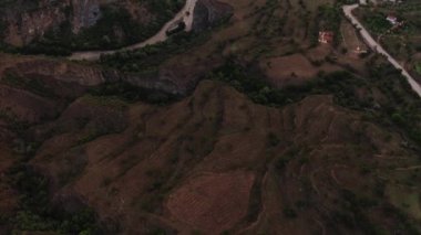 Dağıstan 'daki Gunib köyü. Dağlık Dağıstan aul Gunib 'in ve yakınlardaki dağların hava manzarası, ünlü bir dönüm noktası. Eski bir yerleşim yeri. Rusya 'ya seyahat. 4K10 bit Video