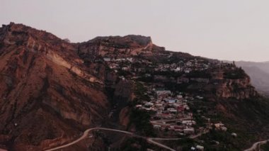Dağıstan 'daki Gunib köyü. Dağlık Dağıstan aul Gunib 'in ve yakınlardaki dağların hava manzarası, ünlü bir dönüm noktası. Eski bir yerleşim yeri. Rusya 'ya seyahat. 4K10 bit Video