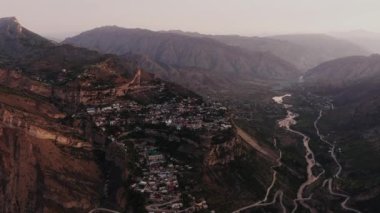 Dağıstan 'daki Gunib köyü. Dağlık Dağıstan aul Gunib 'in ve yakınlardaki dağların hava manzarası, ünlü bir dönüm noktası. Eski bir yerleşim yeri. Rusya 'ya seyahat. 4K10 bit Video