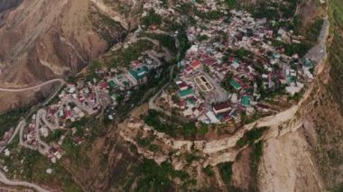 Dağıstan 'daki Gunib köyü. Dağlık Dağıstan aul Gunib 'in ve yakınlardaki dağların hava manzarası, ünlü bir dönüm noktası. Eski bir yerleşim yeri. Rusya 'ya seyahat. 4K10 bit Video