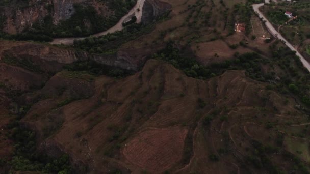 Gunib dorp in Dagestan. Luchtfoto van berglandschap Dagestan aul Gunib en nabijgelegen bergen, beroemde bezienswaardigheid. Oude nederzetting. Reizen in Rusland. 4K10 bit Video — Stockvideo