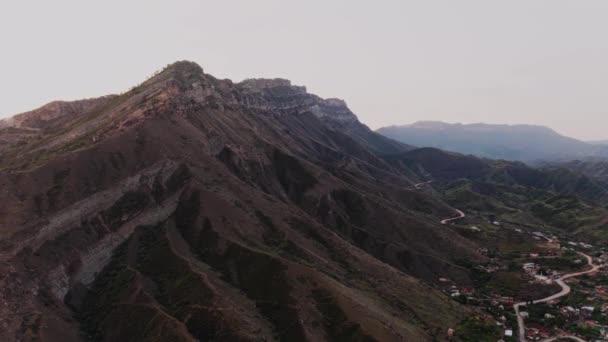 Pueblo Gunib en Daguestán. Vista aérea del paisaje montañoso Daguestán aul Gunib y las montañas cercanas, famoso hito. Antigua colonia. Viajar a Rusia. Video de 4K10 bits — Vídeos de Stock