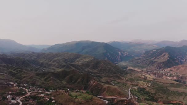 Gunib dorp in Dagestan. Luchtfoto van berglandschap Dagestan aul Gunib en nabijgelegen bergen, beroemde bezienswaardigheid. Oude nederzetting. Reizen in Rusland. 4K10 bit Video — Stockvideo