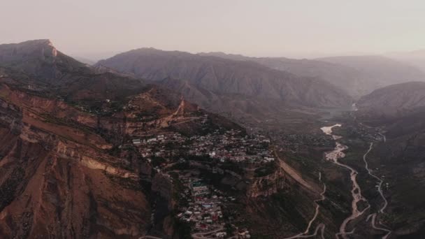 Gunibbyn i Dagestan. Flygfoto över bergiga landskapet Dagestan aul Gunib och närliggande berg, berömda landmärke. Forntida bosättning. Resor i Ryssland. 4K10 bitars video — Stockvideo