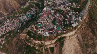 Dağıstan 'daki Gunib köyü. Dağlık Dağıstan aul Gunib 'in ve yakınlardaki dağların hava manzarası, ünlü bir dönüm noktası. Eski bir yerleşim yeri. Rusya 'ya seyahat. 4K10 bit Video