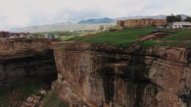 Tobot şelalesinin güzel manzarası. Kafkas dağları. Tobot Şelalesi 'nin hava görüntüsü. En popüler doğal dönüm noktası. 4K,10 bit Video