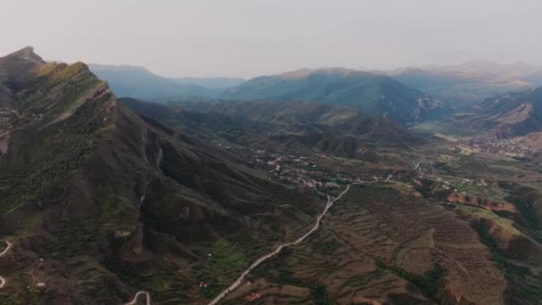 Pueblo Gunib en Daguestán. Vista aérea del paisaje montañoso Daguestán aul Gunib y las montañas cercanas, famoso hito. Antigua colonia. Viajar a Rusia. Video de 4K10 bits — Vídeo de stock
