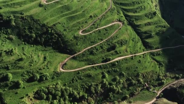 Schöne berggrüne Felder Terrassen. Luftaufnahme der einzigartigen Naturlandschaft Dagestans. Landschaft ländliche Naturlandschaft Kaukasus Dagestan. Beliebtestes Naturdenkmal. 10 bit Video — Stockvideo