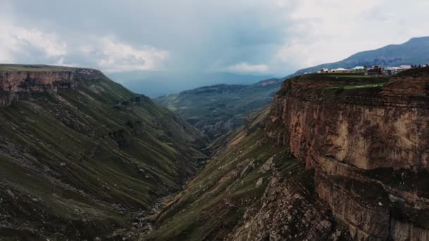 Αεροφωτογραφία του φαραγγιού Tsolotlinsky και του ποταμού Tobot. Το πιο δημοφιλές φυσικό ορόσημο. Dagestan, Βόρειος Καύκασος, Ρωσία 4K, 10 bit βίντεο — Αρχείο Βίντεο