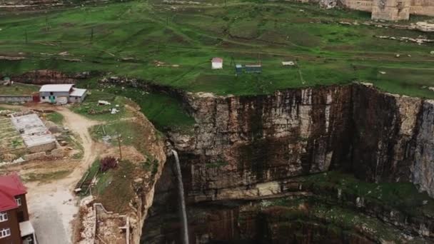 Hermosa vista de la cascada Tobot. Montañas del Cáucaso. Vista aérea de la cascada Tobot. Monumento natural más popular. Dlog-M 10 bit — Vídeo de stock